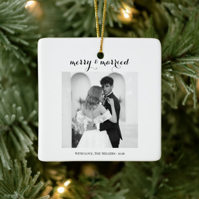 Adorno De Cerámica Merry & Married - Personalized Newlywed Christmas  (Árbol)