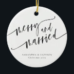Adorno De Cerámica Merry Y Casado Recién<br><div class="desc">Este es un elegante adorno "alegre y casado" con un diseño moderno. Los únicos elementos que no son editables son los colores del diseño de acuarela y las palabras "Merry and Married" // Para más opciones de tarjetas de vacaciones, por favor busque "HOLIDAY CARDS" en la tienda Sinceramente By Nicole...</div>