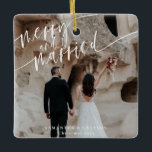 Adorno De Cerámica Merry Y Casado Recién<br><div class="desc">Este es un elegante adorno "alegre y casado" con un diseño moderno. Los únicos elementos que no son editables son los colores del diseño de acuarela y las palabras "Merry and Married" // Para más opciones de tarjetas de vacaciones, por favor busque "HOLIDAY CARDS" en la tienda Sinceramente By Nicole...</div>