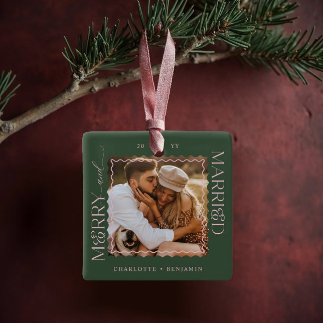 Adorno De Cerámica Merry y casados Moderno Mínimo Wavy Photo Keepsake (Merry & Married Modern Minimal Wavy Photo Keepsake Ceramic Ornament)