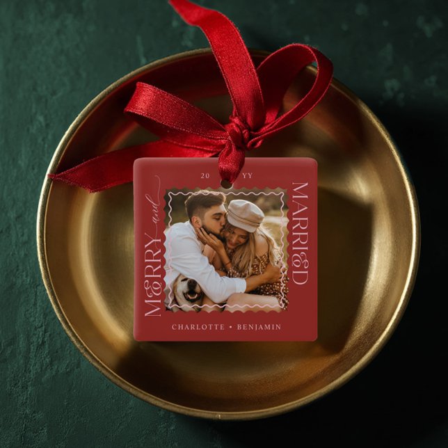 Adorno De Cerámica Merry y casados Moderno Mínimo Wavy Photo Keepsake (Merry & Married Modern Minimal Wavy Photo Keepsake Ceramic Ornament)