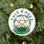 Adorno De Cerámica Merry Yule Winter Solstice Pentáculo Festático Wic<br><div class="desc">Comparte algo de espíritu vacacional con este único adorno de yule con un texto sencillo y color de fondo,  con un pentáculo de ramera de color agua,  velas y vegetación de invierno. ¿Tienes un bendito solsticio de invierno?</div>