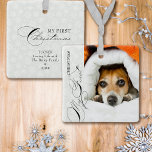 Adorno De Cerámica Mi primer guión de Navidad foto vertical copo de n<br><div class="desc">Mi primera foto de Navidad adorno con foto vertical, caligrafía elegante y delicados copos de nieve blancos en un borde gris plateado. La plantilla de fotos está lista para que añada la foto y el texto de su personalizado en la parte posterior. Con excepción del texto escrito a mano utilizado...</div>