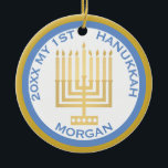 Adorno De Cerámica Mi primera foto de Hanukkah Blue Gold personalizad<br><div class="desc">Personaliza este adorable adorno azul y dorado de MI PRIMER HANUKKAH por un gran placer. Sube la foto de su bebé por un lado y agrega el nombre del bebé y el año por el otro. Los tradicionales colores de Hanukkah, azules y dorados, destacan por su sencillo tono dorado Menorah...</div>