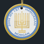 Adorno De Cerámica Mi primera foto de Hanukkah Blue Gold personalizad<br><div class="desc">Personaliza este adorable adorno azul y dorado de MI PRIMER HANUKKAH por un gran placer. Sube la foto de su bebé por un lado y agrega el nombre del bebé y el año por el otro. Los tradicionales colores de Hanukkah, azules y dorados, destacan por su sencillo tono dorado Menorah...</div>