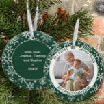Adorno De Cerámica Mi primera Navidad como | Foto de Snowflake verde<br><div class="desc">Mi primer adorno navideño personalizado con tu foto y texto personalizado. Este adorno vacacional es verde y está decorado con copos de nieve blancos. Está escrito con "mi primera navidad como bisabuela" y se puede editar "como bisabuela" en la redacción que se elija. La parte posterior tiene más copos de...</div>