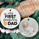 Adorno De Cerámica Mi primera Navidad como papá con nombre y foto<br><div class="desc">Muéstrate tu felicidad por tu primera Navidad como padre con este adorable primer adorno navideño decorado con un sombrero rojo de Papá Noel,  hojas huecas y luces coloridas de Navidad. Fácilmente personalizable con el nombre y fecha de nacimiento del bebé y una de tus fotos favoritas al revés.</div>