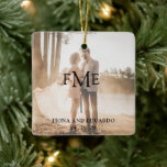 Adorno De Cerámica Mínima negrita en monograma foto moderna<br><div class="desc">Ornamento contemporáneo y moderno de Navidad con un diseño simple y mínimo con tu monograma inicial junto con tus nombres en tipografía audaz sobre tu foto boda favorita. Todos los elementos de diseño son negros y pueden cambiarse en la herramienta de edición de diseño. Este adorno es un gran regalo...</div>