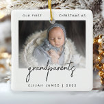 Adorno De Cerámica Minimalistas abuelos de foto primeros Navidades Gr<br><div class="desc">Ayúdenles a celebrar la llegada de su primer nieto con este moderno adorno minimalista de conservas de fotos. El texto gris carbón dice "Nuestra primera Navidad como abuelos", con la palabra "abuelos" en el moderno guión de escritura a mano. Reemplace fácilmente la imagen de ejemplo con su foto favorita del...</div>