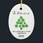 Adorno De Cerámica Mínimo Covid Árbol de Navidad Cerámico Personaliza<br><div class="desc">Los navidades elegantes consiguen la decoración de los árboles,  con una fuente negra,  sobre un fondo blanco clásico,  un símbolo de virus codificado diseñado para un árbol de navidad,  con luces de hadas de colores,  utilizan la plantilla proporcionada o cambian el mensaje por uno propio.</div>