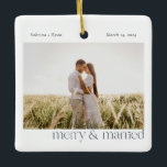 Adorno De Cerámica Mínimo de moras y foto casada<br><div class="desc">Este sencillo y moderno ornamento fotográfico navideño presenta el texto alegre y casado en un color azul marino oscuro. Personalice añadiendo una foto, el nombre de la pareja y la fecha de boda! Este es un regalo perfecto para los recién casados en su vida. Para una mayor personalización, envíenos un...</div>