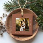 Adorno De Cerámica Mínimo moderno involucrado y más de 2 fotos compro<br><div class="desc">Mínimo y moderno ornamento de fotos simple para guardar fotos para conmemorar tu primera Navidad prometida. El diseño presenta un diseño sencillo y mínimo con un diseño de fotos cuadradas para mostrar su foto especial de compromiso. "Engaged & Merry", nombre de año y pareja mostrado en un sencillo diseño moderno...</div>