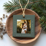 Adorno De Cerámica Mínimo moderno involucrado y más de 2 fotos compro<br><div class="desc">Mínimo y moderno ornamento de fotos simple para guardar fotos para conmemorar tu primera Navidad prometida. El diseño presenta un diseño sencillo y mínimo con un diseño de fotos cuadradas para mostrar su foto especial de compromiso. "Engaged & Merry", nombre de año y pareja mostrado en un sencillo diseño moderno...</div>