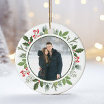 Adorno De Cerámica Moda Navidades de Green Holly Wreath 2 lados de la<br><div class="desc">Este magnífico verde oliva con Navidades de baya en flor rodea tu foto de vacaciones dentro de un círculo. Una moda de dos lados del adorno navideño por una pareja moderna. Las hojas botánicas salen de la hermosa fotografía. Añade una segunda imagen en la parte posterior.</div>