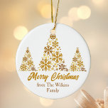 Adorno De Cerámica Moda Oro Copos de nieve Árbol de Navidad Personali<br><div class="desc">Un guion de oro de moda Regalo de Navidad con tu nombre familiar bajo hermosos árboles hechos de copos de nieve dorados sobre Feliz Navidad. Ornamentos vacacionales de diseño artístico.</div>