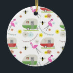 Adorno De Cerámica Modelo retro del remolque y de los flamencos<br><div class="desc">Las características de este producto un modelo que incorpora ilustraciones del vintage retro inspiraron los remolques de campista,  los flamencos rosados,  las abejas,  y las flores.</div>