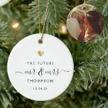 Adorno De Cerámica Modern Elegant El Futuro Sr. Engagement Gold<br><div class="desc">¡El futuro Sr. y la Sra.! Moderno ornamento boda con su nombre personalizado en elegante caligrafía de escritura giratoria junto a un corazón dorado impreso y la fecha de su compromiso. En la parte trasera hay espacio para tu foto favorita de los nupciales. Esta es la versión minimalista en blanco...</div>