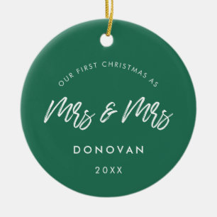 Adorno De Cerámica Modern Our First Christmas como Mrs. y Mrs. Green