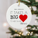 Adorno De Cerámica Moderna apreciación del profesor 'se lleva el cora<br><div class="desc">Todos los estudiantes tienen su profesor/asistente de enseñanza favorito. Este adorable adorno navideño personalizado es el regalo perfecto para mostrar su aprecio por todo su trabajo duro a lo largo del año escolar, con el lindo dicho "Se necesita un gran corazón para ayudar a dar forma a las mentes pequeñas......</div>