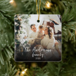 Adorno De Cerámica Moderna elegancia minimalista caligrafía fotografí<br><div class="desc">Una creación de su propio ornamento familiar de tipografía simple y a la vez elegante. un recuerdo perfecto adorno para sus saludos navideños para mantener el momento capturado para siempre. Este único y único ornamento de moda tiene una elegante tipografía destacada del nombre y año de la familia que ambos...</div>
