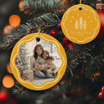 Adorno De Cerámica Moderna familia de marcos ondulados foto retro ama<br><div class="desc">Añade encanto a tu árbol con nuestro adorno moderno de fotos de la familia Wavy Frame! Cuidado diseño de árbol de Navidad amarillo retro y texto personalizado!</div>