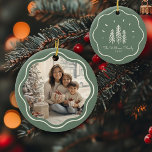 Adorno De Cerámica Moderna familia de marcos ondulados Foto Sage Gree<br><div class="desc">Añade encanto a tu árbol con nuestro adorno moderno de fotos de la familia Wavy Frame! Diseño de árbol de Navidad verde sabio y texto personalizado!</div>