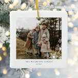 Adorno De Cerámica Moderna familia mínima de copos de nieve Dos fotos<br><div class="desc">Moderna familia de copos de nieve Minimal Dos adornos de cerámica fotográfica con fotos familiares,  acentuados por delicados copos de nieve modernos.</div>