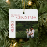 Adorno De Cerámica Moderna Feliz Navidad Red Berry Botánico 2 Foto<br><div class="desc">Haga especial la temporada navideña con este moderno Ornamento cerámico de la Navidad Roja Berry Botánico 2 de la foto! Este singular ornamento presenta una moderna tipografía de ligadura que dice "Feliz Navidad". Añada un toque personal personalizándolo con su apellido y foto familiar; personalice su segunda foto familiar en la...</div>