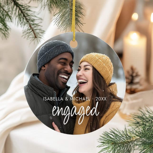 Adorno De Cerámica Moderna y elegante escritura, fotografía de pareja (Modern and simple engaged couple personalized photo hanging ornament with names and date)