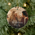 Adorno De Cerámica Moderna y elegante foto de la familia de la tipogr<br><div class="desc">Una creación de su propio ornamento familiar de tipografía simple y a la vez elegante. un recuerdo perfecto adorno para sus saludos navideños para mantener el momento capturado para siempre. Este único y único ornamento de moda tiene una elegante tipografía destacada del nombre y año de la familia que ambos...</div>