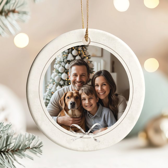 Adorno De Cerámica Moderna y elegante foto familiar de Navidades Boho (Elegant boho round Christmas photo ornament with texture pattern background and bow at the bottom)