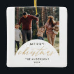 Adorno De Cerámica Moderno Arco fotográfico Merry Christmas Gold Scri<br><div class="desc">Comparte la alegría de la temporada con nuestro Modern Photo Arch Merry Christmas Gold Script Ornament. Presentando una foto de su familia en el centro, con un overlay oval adornado con las palabras "Feliz Navidad" en una falsa caligrafía de Relieve metalizado dorado. Personalízalo con tu apellido y año en tipografía...</div>