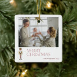 Adorno De Cerámica Moderno Nutcracker Merry Christmas Photo Typograph<br><div class="desc">Captura la alegría y el calor de los Navidades con nuestro moderno ornamento cerámico de fotos de navidad de los recién casados. Este adorno festivo es la manera perfecta de darle un toque realmente personalizado a su decoración de vacaciones de este año. El brillante estilo rojo se distingue contra un...</div>