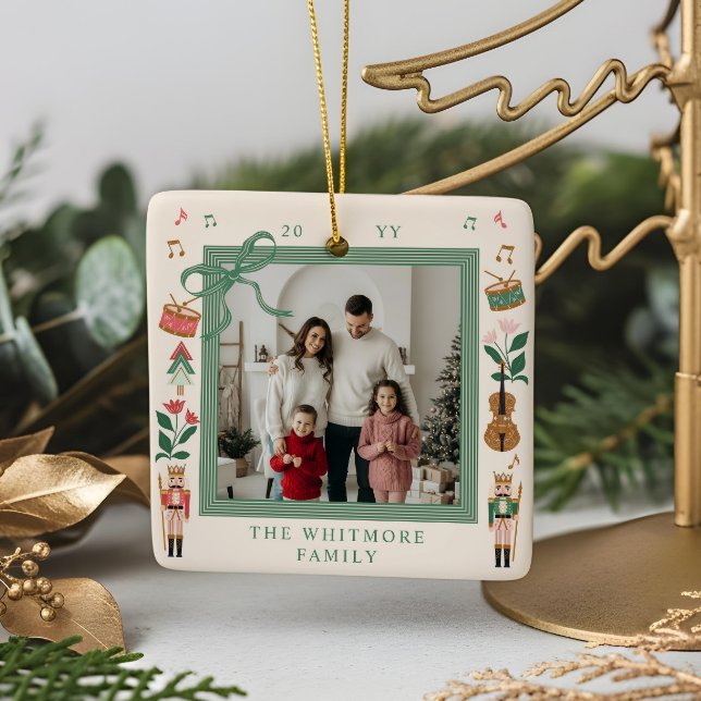 Adorno De Cerámica Modernos Navidades de desnucleadores doblan el mar (Modern Nutcracker Christmas Bow Ribbon Photo Frame Ceramic Ornament)