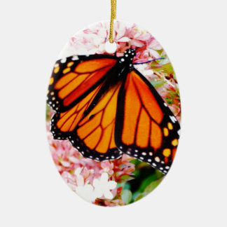 Adorno De Cerámica Monarca naranja sobre flores rosadas