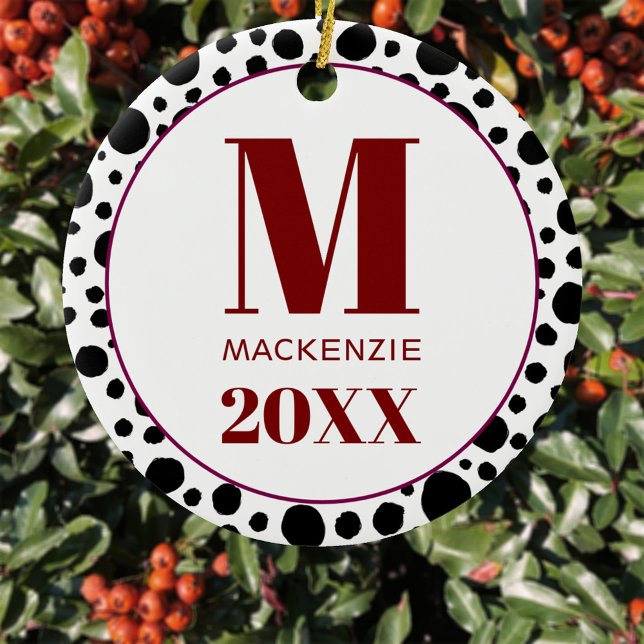 Adorno De Cerámica Monograma dálmata año rojo y blanco (Fun Dalmatian spot personalized monogram initial name year ornament)