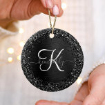 Adorno De Cerámica Monograma de espuma de Purpurina negro personaliza<br><div class="desc">Personalice fácilmente este elegante diseño de adorno de cerámica con un purpurina brillante negro de bonito sobre un fondo metálico de cepas negras.</div>
