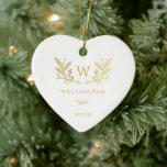 Adorno De Cerámica Monograma de Golden Winter Sprigs<br><div class="desc">Elegante monograma de primavera dorada,  adorno navideño. Ornament muestra espacios de plantilla para el primer,  el nombre de familia y el año del monograma. Coincidiendo con el patrón de invierno de oro falso en la espalda.</div>