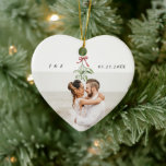 Adorno De Cerámica Monograma de la foto del Boda Cute Mistletoe Newly<br><div class="desc">Aprecie su primera Navidad junto con nuestra acuarela ornamento Mistletoe Newlyweds. Personalizado para los recuerdos alegres de los recién casados con su foto boda favorita,  así como un lindo ilustracion de mistletoe acuarela,  sus nombres y monogramas,  y fecha de los nupciales. 🎄 📸 #FirstChristmasJoy #PersonalizedKeepsake</div>