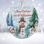 Adorno De Cerámica Monograma del pueblo de Snowman con encanto navide<br><div class="desc">Este adorno navideño personalizado presenta una escena anticuada de un pueblo nevado, altísimos árboles del Evergreen, un pueblo encantador y un caprichoso muñeco de nieve. El muñeco de nieve, con su carrito rayado rojo y verde, su nariz de zanahoria y su sombrero de tope, parece como si estuviera construido a...</div>