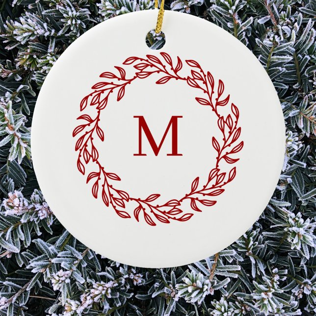 Adorno De Cerámica Monograma moderno Hoja roja inicial y guirnalda de (Modern monogram initial red and white leafy botanical wreath Christmas ornament)