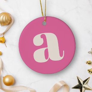 Adorno De Cerámica Monograma personalizado rosa caliente y lindo con