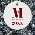 Adorno De Cerámica Monograma simple Año rojo y blanco<br><div class="desc">Moderna tipografía simple minimalista nombre de monograma y diseño de año que se puede cambiar para personalizar. Una fiesta de invierno de vacaciones en tonos rojos y blancos.</div>