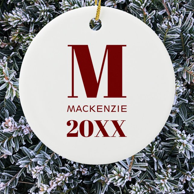 Adorno De Cerámica Monograma simple Año rojo y blanco (Simple modern red and white personalized monogram initial name year Christmas ornament)