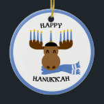 Adorno De Cerámica Moosé Happy Hanukkah Funny Hanukkah<br><div class="desc">Este tonto moose está decorado para Hanukkah en este divertido ornamento que puede ser personalizado con CUALQUIER mensaje que quieras!</div>