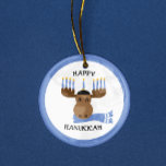 Adorno De Cerámica Moosé Happy Hanukkah Funny Hanukkah<br><div class="desc">Este tonto moose está decorado para Hanukkah en este divertido ornamento que puede ser personalizado con CUALQUIER mensaje que quieras!</div>