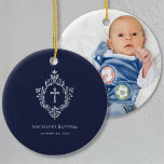 Adorno De Cerámica Muchacho bautizo cruz azul de la marina en Escudo<br><div class="desc">Un elegante diseño religioso con una cruz en un escudo vintage, apropiado para el bautismo de un niño. El escudo y la cruz son falsos Relieves metalizados de plata, el fondo es azul marino. Bajo el escudo, en pequeñas gorras, están el nombre, la ocasión y la fecha, en un color...</div>