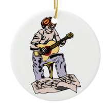 Muchacho que toca la guitarra acústica con