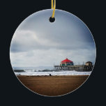 Adorno De Cerámica Muelle de Huntington Beach, CA<br><div class="desc">Una tormentosa mañana de invierno en Huntington Beach, California del Sur. Vista del Ruby's Diner al final del muelle, la sombra de la isla de Catalina en la distancia, y grandes olas que hacen de este un lugar popular para surfear.</div>
