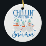 Adorno De Cerámica Muñeco de nieve | CHILLIN Con Mis Snowmies Gracios<br><div class="desc">Celebra las vacaciones con estos adorables adorables adornos navideños. ¡Deséenles a todos una Feliz Navidad y un Feliz Año Nuevo!</div>